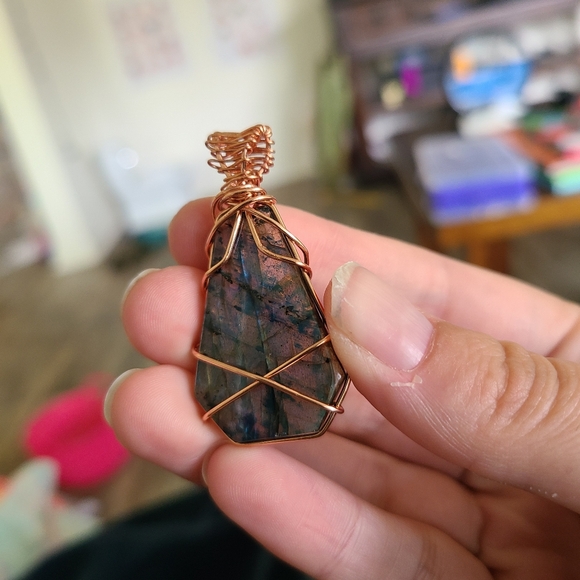 Hand wire wrapped labradorite pendant - Picture 5 of 5